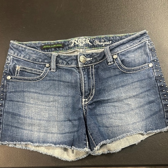 Rock 47 embroidered blue Jean shorts by wrangler size 30* - Picture 2 of 9